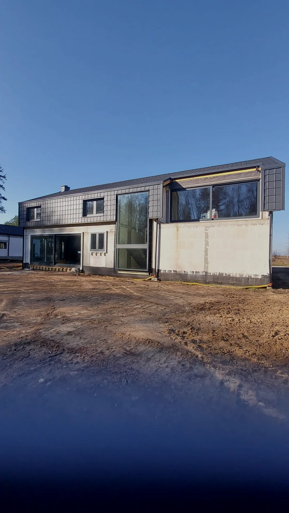 Nowoczesny budynek - dach i bryła